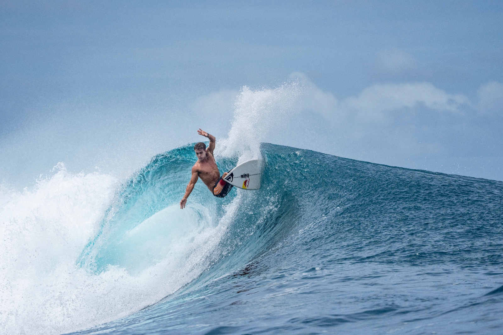 Kauli Vaast surfing