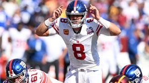 new york giants quarterback daniel jones calling a play