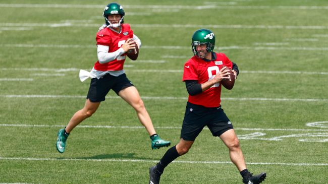 aaron-rodgers-and-zach-wilson-at-jets-practice.jpg 