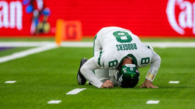 aaron rodgers crawling on the ground