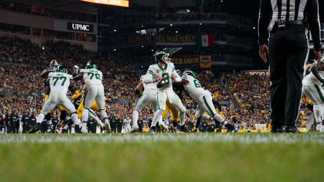 aaron rodgers throwing a pass against the steelers