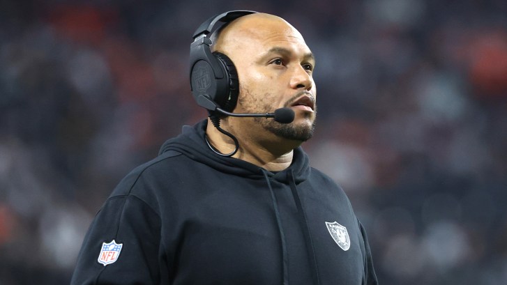 Raiders coach Antonio Pierce