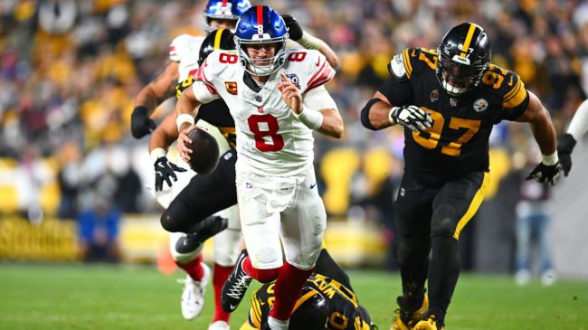 daniel jones running away from steelers players