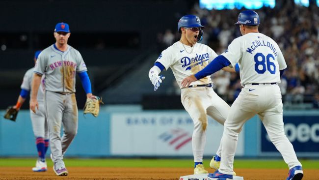 dodgers players celebrating in front of the mets