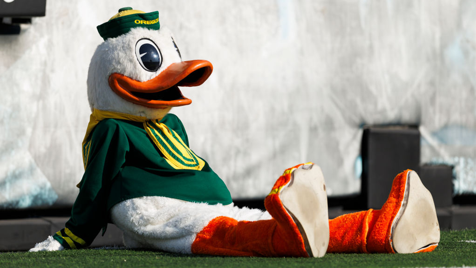 Oregon Duck Mascot Lost Head After Getting Clobbered By Player, image size:1600x900