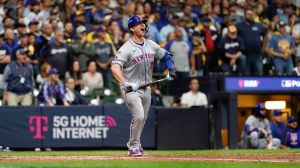 pete alonso celebrating hitting home run