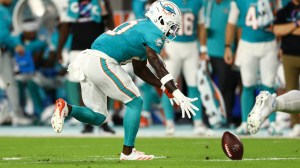 Tyreek Hill drops pass during Dolphins Titans game