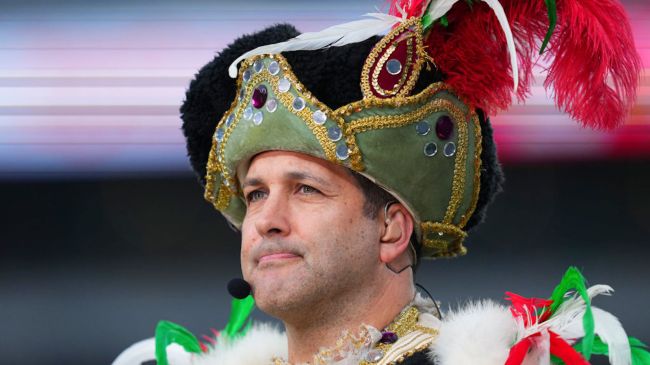 adam schefter in a ridiculous outfit