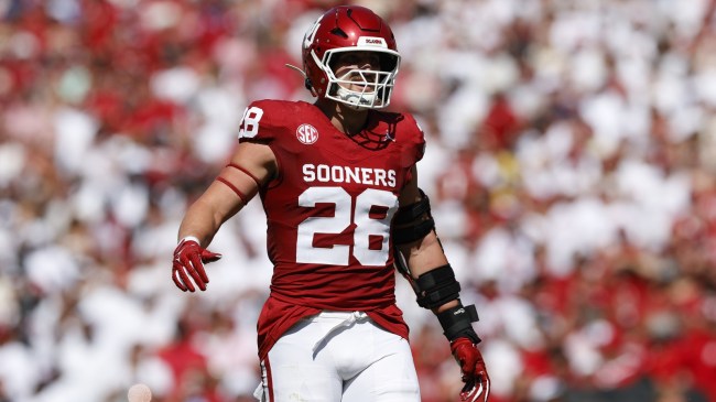 Oklahoma linebacker Danny Stutsman on the field during a game.