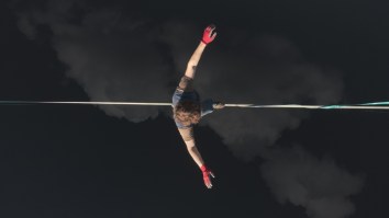 Two Germans Set New World Record Slacklining Between Hot Air Balloons At Over 8,200 Feet (Video)