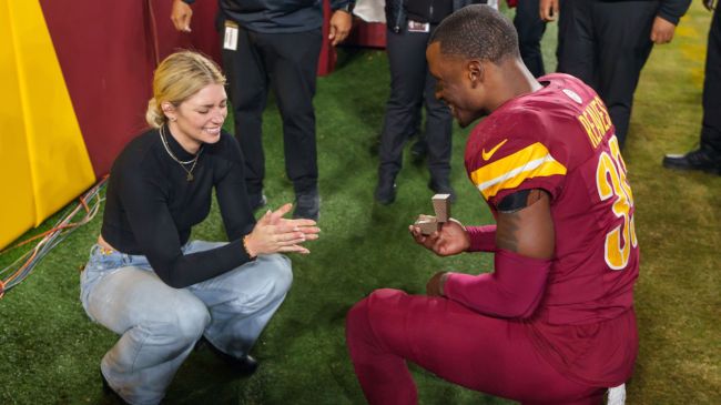 Jeremy Reaves proposing to his girlfriend