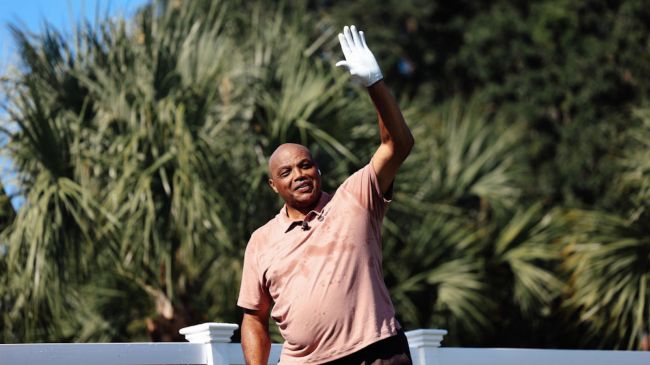 charles barkley waving while playing golf