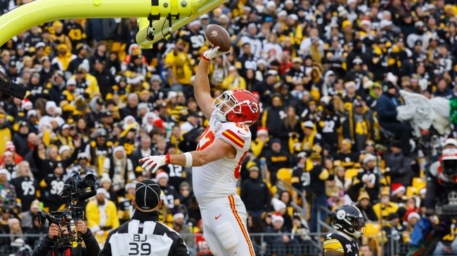 Travis Kelce dunks of goal post after breaking Tony Gonzalez's TD record