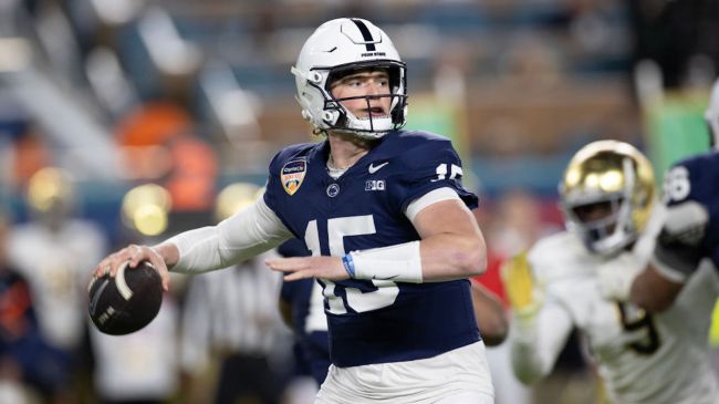 drew allar throwing a pass