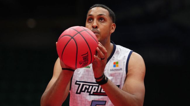 ryan hollins taking a foul shot