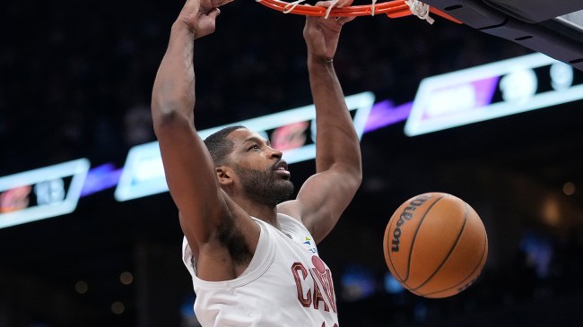 Tristan Thompson dunking