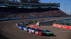 Joey Logano leads restart NASCAR Phoenix 2025