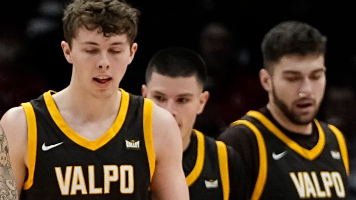 Valparaiso basketball players