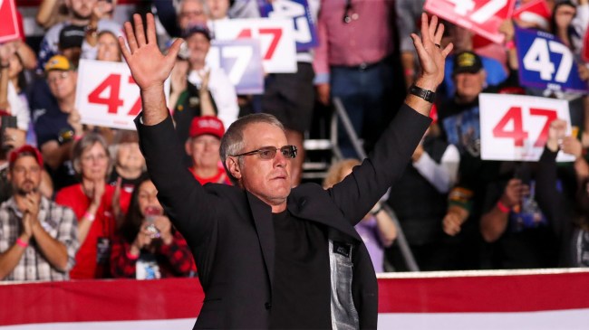 Brett-Favre-during-a-campaign-rally-for-Donald-Trump