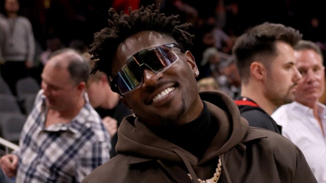 Antonio-Brown-poses-for-photographers