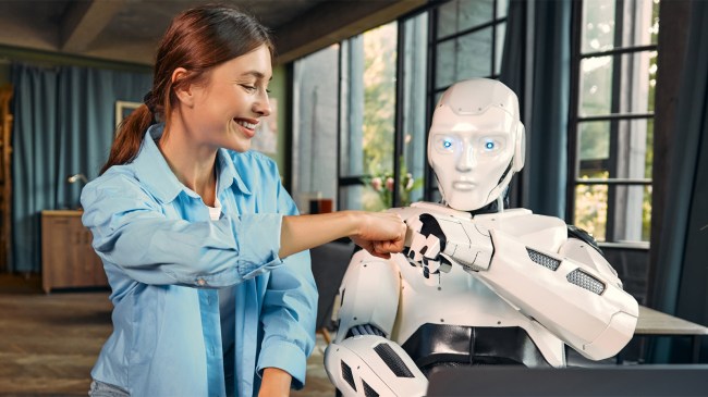 Robot-and-woman-working-on-laptop