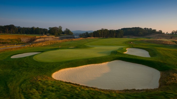 par-4 7th hole at Oakmont Country Club
