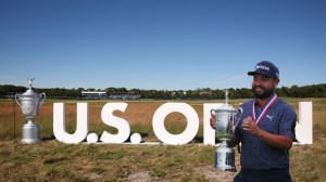 JJ Spaun holds up U.S. Open trophy