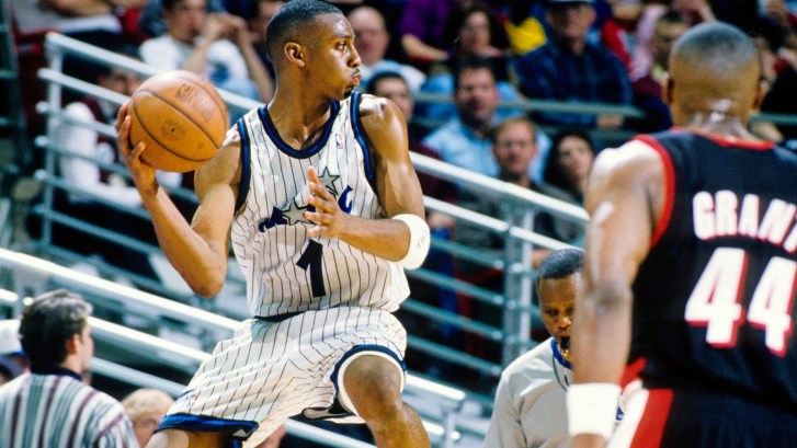 Penny Hardaway throws a pass