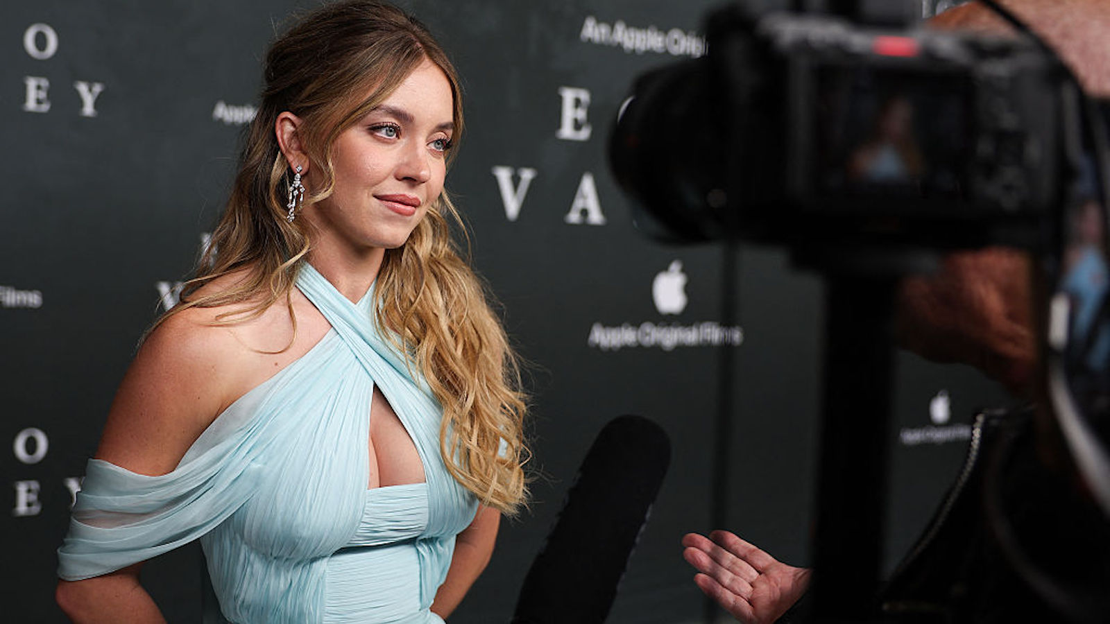 sydney-sweeney-blue-dress.jpg