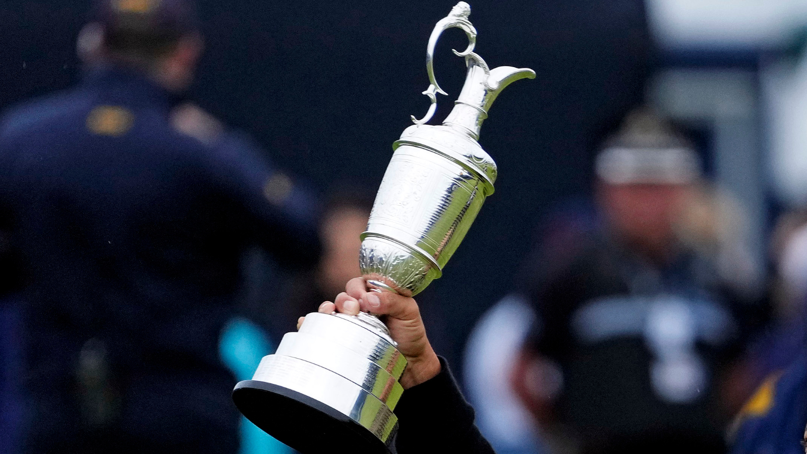 Xander Schauffele holding up the Claret Jug