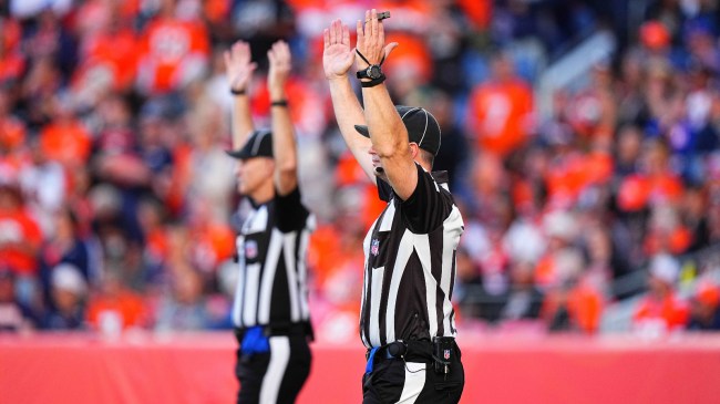 NFL referees signal good field goal