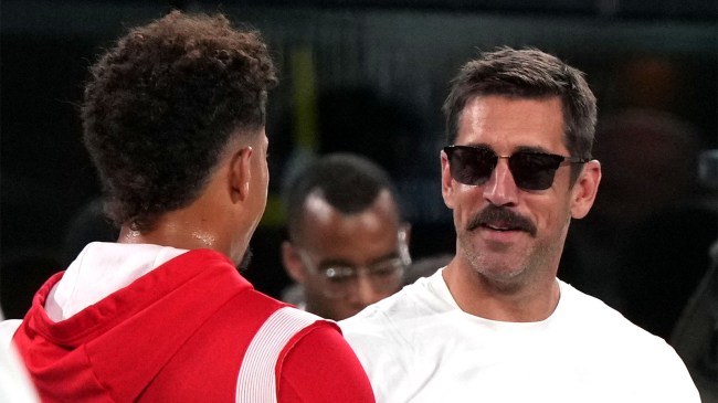 patrick-mahomes-greets-aaron-rodgers