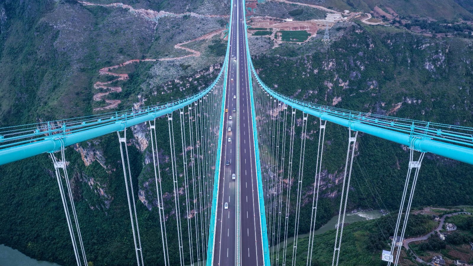 Huajiang Canyon Bridge is now the world's tallest bridge