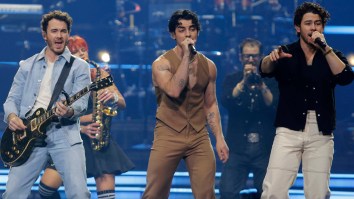 Jonas Brothers Stans Go To War With Phoenix Mercury Fans Online After Band Postpones Show Over Playoff Game