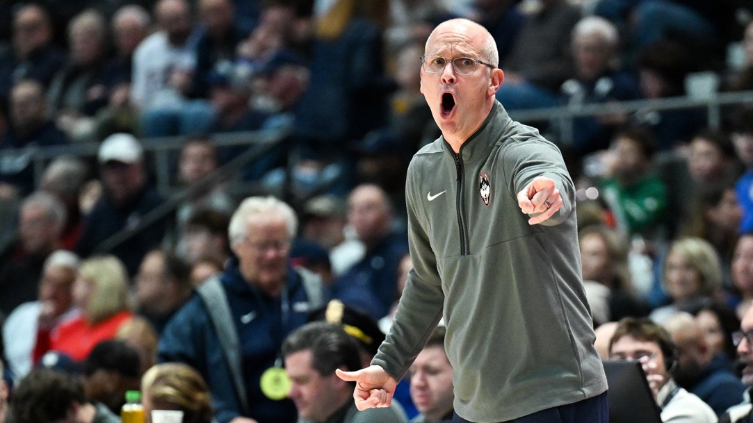 Dan Hurley Yell UConn Players Angry Meltdown