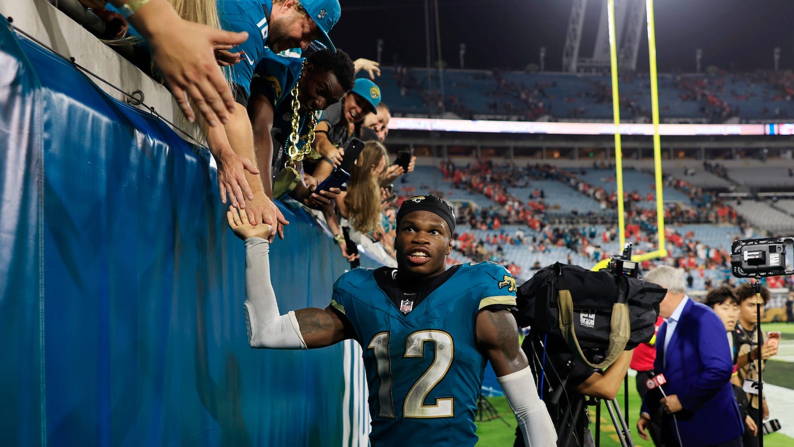 Travis Hunter Reunited With Woman Who Went Viral For Post About Sharing A Flight With Him At MNF Win Over Chiefs (Video)