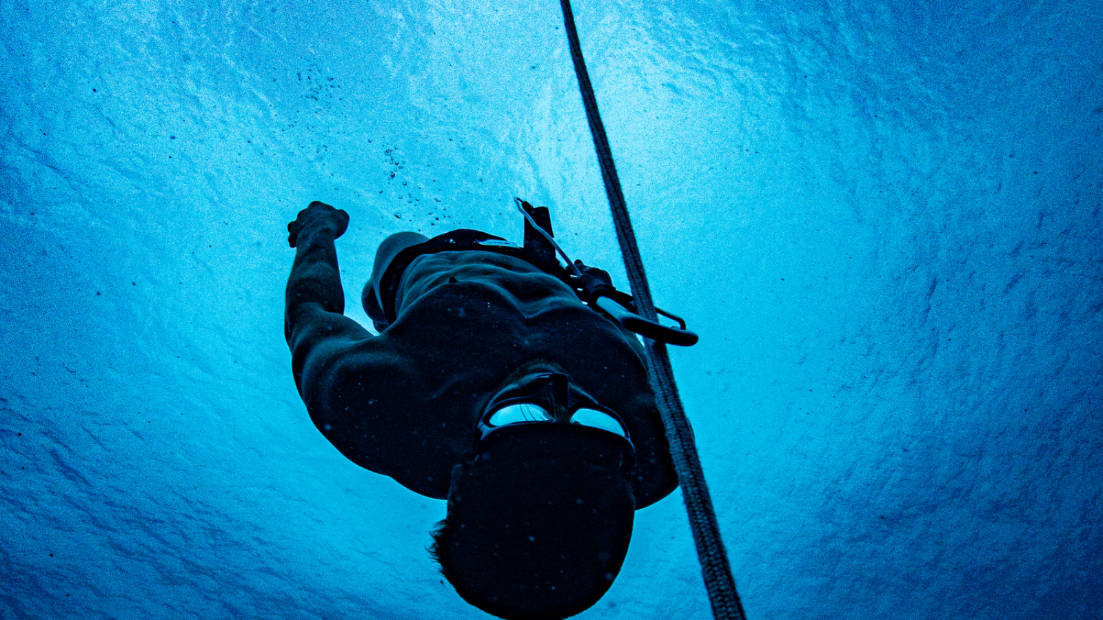Free Diver Sets New World Record Going 282 Feet Deep Without Fins
