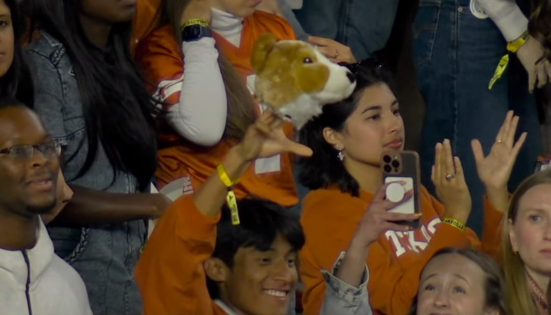 Texas Fans Throw Beer At Texas A&M Yell Leaders, Mock A&M’s Dog Mascot Reveille During Game