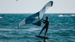 windsurfer on hyrdrofoil