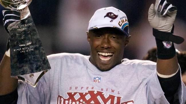 Dexter Jackson celebrates after Buccaneers won Super Bowl XXXVII