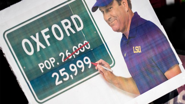 Lane-Kiffin-Ole-Miss-sign