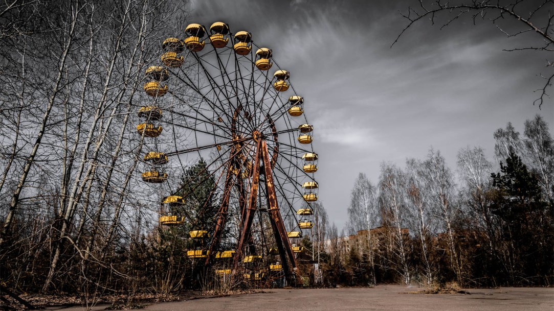 Old-ferris-wheel-in-the-ghost-town-of-Pripyat-Chernobyl-exclusion-zone