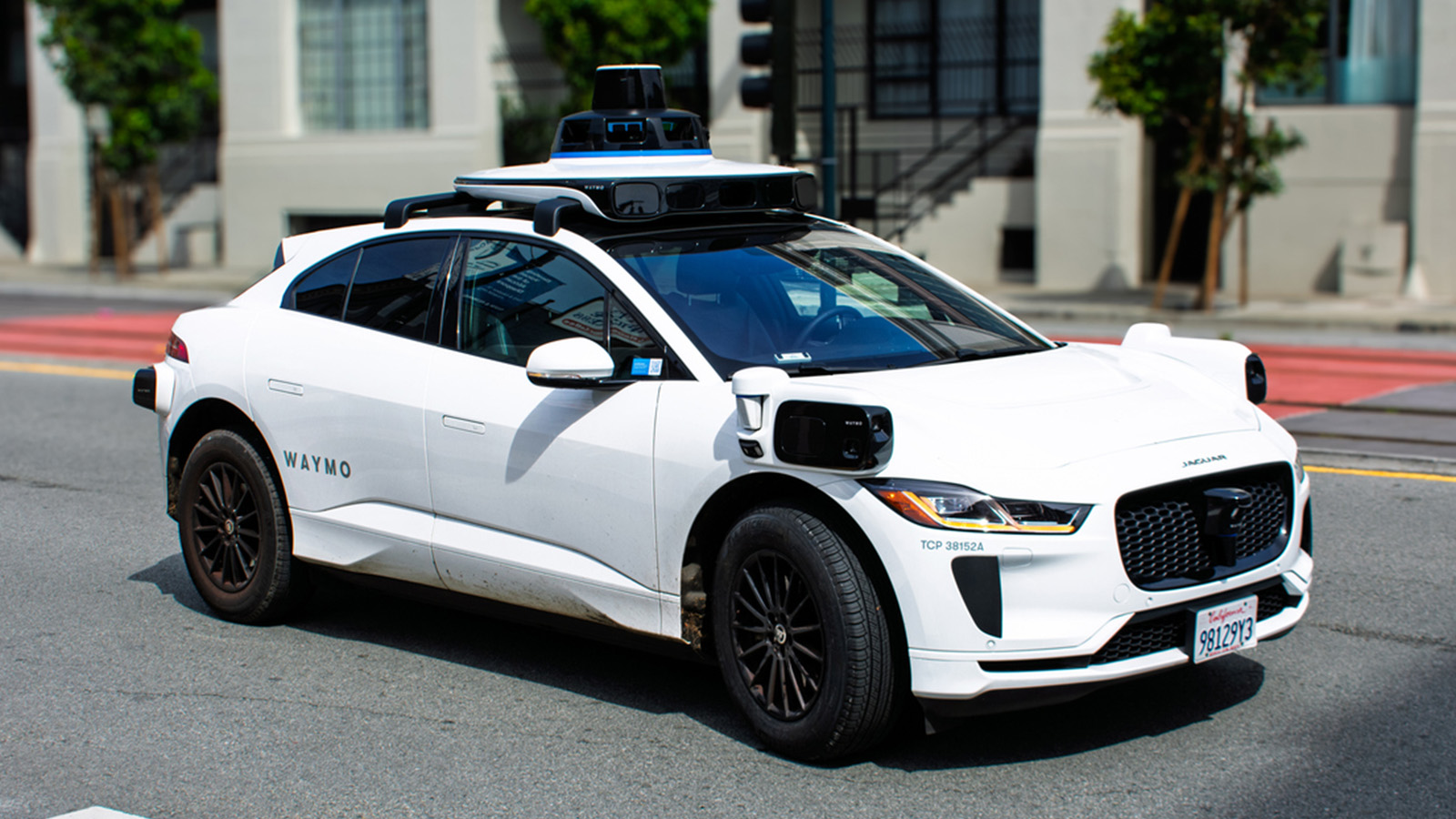 Dystopické timelapse video z San Francisca odhaluje, co dělají autonomní vozy Waymo v noci