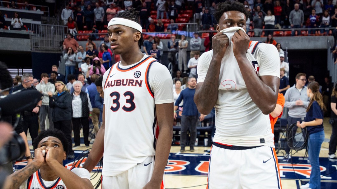 Auburn Fans Throw Drinks Trash Protest Referee Controversy Buzzer-Beater