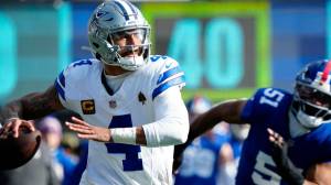 dak prescott throwing a pass against the giants