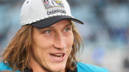 Hilarious Video Of Trevor Lawrence Letting Jacked Female Fan Put Him On Her Shoulders And Squat Him Whilst At A Bar Goes Viral