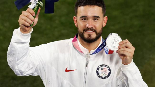 Eddy Alvarez with silver medal at Tokyo Olympics