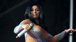 Drunk Cardi B Slurs Her Words During Super Bowl Flag Football Broadcast, Tries To Twerk On Robot On San Francisco Street & Fails Miserably