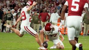 Oklahoma kicker Tate Sandell wearing shorts