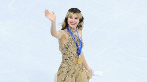 alysa liu waving with gold medal